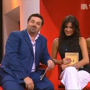 Marta Leite de Castro Instagram - 10 imagens de 22 anos em 📺

Aqui esta o meu exercício de no Dia Mundial da Televisão sintetizar - por ordem cronológica- 22 anos a apresentar e a conduzir entrevistas em televisão, no entretenimento os primeiros 15 e os seguintes nos negócios, a mudança que tanto quis fazer para me desafiar 🤩 que aventura! E tudo veio de um sonho que tive aos 12 anos 📺! Tantas equipas, tantos profissionais 🔝, tantos entrevistados incríveis, tantos kms, tantos diretos, tantas galas! Duas vezes grávida em programas em direto! Um programa que deu um livro! Ter sido atriz🤫😉Tantos números mas na verdade é tudo feito para as PESSOAS!🙌🏼❤️