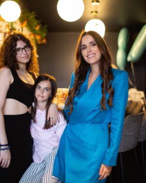 Marta Leite de Castro Instagram - Sobre um dos dias MAIS FELIZES DA MINHA VIDA!🩷 18 anos da Mia 🩷 e nós as 3 SEMPRE JUNTAS!