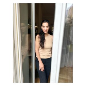 Marta Ondráčková Instagram - MÁMA ŠLA VEN! Aneb je třeba využít každou minutu!!!
Včera jsem si udělala výlet do Prahy hned na dvě party mých srdečních značek. @licirna____organics představovala žhavé letní novinky a v @puredistrict jsme křtili STRIPP kolagen. Lásky, díky, že jsem to s vámi všemi mohla prožít, probublinkovat, prokecat a prosmát. Vidět přátele, poznat další, obejmout se mimo virtuální svět. 
Teď už jsem zase doma s Vikingem a dračicemi a v teplácích od kakaa pomáhám ochočit hlemýždě. Vesmír je v rovnováze.

#mamasladosveta #party #event #udrzlife #pratelstvi 

@klara__nesterova @meadowfashion @roussalii @jezkovamarketa @libadrdakova @tyna_frej @lenka_helena_koenigsmark_a_max @kaira.katerina
