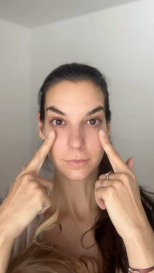 Marta Ondráčková Instagram - OČI! Unavené, oteklé… nemusí být ani jedno. Jasně, chce to komplexní záběr, cvičení a masáž, ale někde se musí začít! #vyzvaudrzksicht No.2
Pa zítra 💋

#udrzksicht #oci