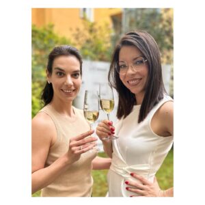 Marta Ondráčková Instagram - MÁMA ŠLA VEN! Aneb je třeba využít každou minutu!!!
Včera jsem si udělala výlet do Prahy hned na dvě party mých srdečních značek. @licirna____organics představovala žhavé letní novinky a v @puredistrict jsme křtili STRIPP kolagen. Lásky, díky, že jsem to s vámi všemi mohla prožít, probublinkovat, prokecat a prosmát. Vidět přátele, poznat další, obejmout se mimo virtuální svět. 
Teď už jsem zase doma s Vikingem a dračicemi a v teplácích od kakaa pomáhám ochočit hlemýždě. Vesmír je v rovnováze.

#mamasladosveta #party #event #udrzlife #pratelstvi 

@klara__nesterova @meadowfashion @roussalii @jezkovamarketa @libadrdakova @tyna_frej @lenka_helena_koenigsmark_a_max @kaira.katerina