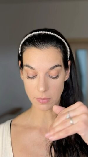 Marta Ondráčková Instagram - A DOLE DOBRÝ? Super způsob jak makat proti podbradku, zpevnit pánevní dno, zadek, ale i záda, ramena a prsní svaly. Další multitasking, další rychlovka na téma “všechno se vším souvisí”

PS: skvělá technika, když máte miminko v nosítku ❤️

#udrzksicht #vsechnosevsimsouvisi #spodecek #multitasking #zpevneni #podbradek #facefitness #pevnyzadek