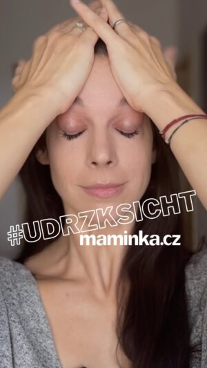 Marta Ondráčková Instagram - Svaly na obličeji se chovají úplně stejně jako ty na těle. ☺️ Makají celý den, tuhnou, stahují se, povolují, atrofují, některé dokonce spí. 💤 A stejně jako s těmi na těle s nimi můžeme i pracovat. 💪 Probudit je, protahovat, posilovat, uvolňovat. 💆🏻‍♀️ A právě obličejová jóga #udrzksicht je založená na vyvážené kombinaci cvičení a masáží, aby byl váš obličej v maximální kondici. 👸🏻 Tak dnes se s @martadrimalondrackova pustíme do cvičení a vezmeme to hezky komplet od spodního patra vzhůru. 🫶 Doplňující článek najdete na linku v biu.