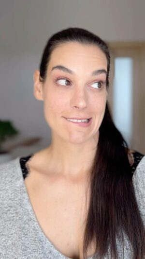 Marta Ondráčková Instagram - SEXY RTY BEZ BOTOXU? Ne, nenafouknou se vám do obřích rozměrů. Budou plné, bez vrásek, prostě vaše ❤️

#udrzksicht #nobotox #sexyrty #rtybezvrasek #massage #cleanbeauty #prirozenakrasa #usmev