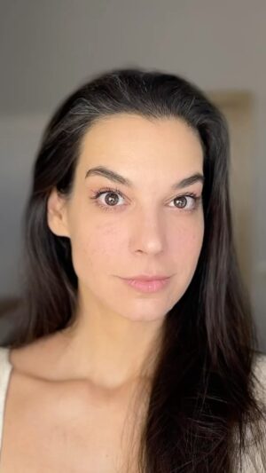 Marta Ondráčková Instagram - NAPROSTO ZÁSADNÍ UVOLŇOVAČKA! Když totiž tu “korunku” neuvolníte, je vlastně jedno, co s tím obličejem děláte dál… Navíc je to neskutečně příjemný!

#udrzksicht #uvolneni #vraskypryc #napetipryc #nasranipryc #lifting #selfcare #dennirutina #massage #41