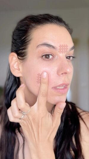 Marta Ondráčková Instagram - CROSS TAPE je takový zmizík na vrásky, který bych vám ráda představila v našem tejpovacím seriálu. Po prvním použítí, teda po jeho sundání, mi nestačil slušný slovník. Vůbec jsem nechápala, co tahle malá mřížka dokáže! Lepí se na spoušťové a akupunkturní body. Jednoduše na lokální “problémeček”. Jak umí zatočit s mračivkou, to je jako filmový trik. Odstraňují už vzniklé vrásky, jizvy, působí i na štípance, které pod nimi prostě mizí, stejně jako nechtěné pupínky. Aplikace je absolutně jednoduchá a super výhoda, můžete je mít všude sebou. Když už je jednou nalepíte, nesundávejte je, pokud nemusíte. Klidně běžte spát, nechte si je přes víkend. Mimo obličej dokonce, dokud samy nespadnou. 

Cross tape, přesně CrossLing, najdete, stejně jako ostatní kosmetické tejpy vhodné na obličej, na @beautytape.cz 

S kódem UDRZKSICHT máte na všechny kosmetické tejpy 15% slevu 💋

#udrzksicht #tejpovani #kosmeticketejpovani #tejpovaciserial #mracivka #vrasky #zmiziknavrasky #dělamtojinak #antiage