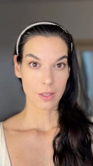 Marta Ondráčková Instagram - MÁTE FACE LIFT? A MOHLA BYCH HO VIDĚT😃?
Ukážu vám techniku, která má podobné účinky, jen do sebe nemusíte nechat říznout…

#udrzksicht #facelift #naturalface