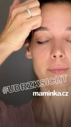 Marta Ondráčková Instagram - Masáž obličeje je poslední dobou velmi používané sousloví. 💆🏻‍♀️ A to pro její zázračné účinky. 🪄 S @martadrimalondrackova a jejím programem #udrzksicht vám jednu takovou přinášíme! Zařaďte ji do běžné denní rutiny a těšte se na výsledky! ♥️ Takže naneste krém a jedem! 🧖🏻‍♀️⁠
⁠