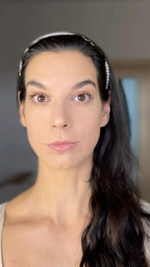 Marta Ondráčková Instagram - VŠECHNO SE VŠÍM SOUVISÍ. Třeba pánevní dno a vaše “volátko”. Tady je easy návod, jak to všechno zpevňovat jedním šmahem. Tak schválně - kde to cítíte vy? 😃

#udrzksicht #vsechnosevsimsouvisi