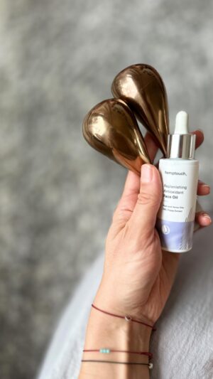 Marta Ondráčková Instagram - WOW! Kryo hůlky mě nadchly. Rychlá masáž, která pleť probudí, pomůže odstranit otoky a rozjasnit. Tenhle druh otužování fakt můžu! 

Hůlky Exclujess, které jsou pro své vlastnosti nejoblíbenější napříč kontinenty, můžete s kódem UDRZKSICHT pořídit až do 14.12. se slevou 10% na @gravitas.cz.sk 
A rovnou si k nim přihoďte hydratační esenci a antioxodační olej Hemptouch, abyste měli to nejvyladěnější masážní kombo pod sluncem!

#dlouhodobaspoluprace #udrzksicht #kryohulky #nomakeup #zarivaplet #uzzadneotoky