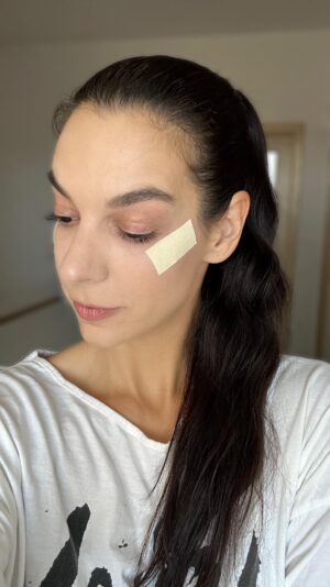 Marta Ondráčková Instagram - TEJPOVÁNÍ VRÁSEK OD SMÍCHU je 2. díl tejpovacího seriálu, který vzniká ve spolupráci s @beautytape.cz 
Protože je FAKT důležité, jaké tejpy si na ten ksichtík lepíte! Na ty jediné zdravotně certifikované vhodné na obličej mám pro vás slevu 15% s kódem UDRZKSICHT 
Brzy vám ukážu, co umí takzvané cross tape a taky jsem se chtěla zeptat vás, jakou techniku chcete naučit?

#udrzksicht #tejpovani #beautytape #vraskyodsmichu #vraskykolemoci #antiage #tejpy #krasnaplet #prirozenakrasa #jemnevrasky #pletbezvrasek