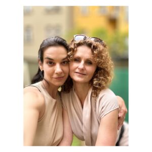 Marta Ondráčková Instagram - MÁMA ŠLA VEN! Aneb je třeba využít každou minutu!!!
Včera jsem si udělala výlet do Prahy hned na dvě party mých srdečních značek. @licirna____organics představovala žhavé letní novinky a v @puredistrict jsme křtili STRIPP kolagen. Lásky, díky, že jsem to s vámi všemi mohla prožít, probublinkovat, prokecat a prosmát. Vidět přátele, poznat další, obejmout se mimo virtuální svět. 
Teď už jsem zase doma s Vikingem a dračicemi a v teplácích od kakaa pomáhám ochočit hlemýždě. Vesmír je v rovnováze.

#mamasladosveta #party #event #udrzlife #pratelstvi 

@klara__nesterova @meadowfashion @roussalii @jezkovamarketa @libadrdakova @tyna_frej @lenka_helena_koenigsmark_a_max @kaira.katerina