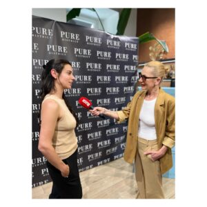 Marta Ondráčková Instagram - MÁMA ŠLA VEN! Aneb je třeba využít každou minutu!!!
Včera jsem si udělala výlet do Prahy hned na dvě party mých srdečních značek. @licirna____organics představovala žhavé letní novinky a v @puredistrict jsme křtili STRIPP kolagen. Lásky, díky, že jsem to s vámi všemi mohla prožít, probublinkovat, prokecat a prosmát. Vidět přátele, poznat další, obejmout se mimo virtuální svět. 
Teď už jsem zase doma s Vikingem a dračicemi a v teplácích od kakaa pomáhám ochočit hlemýždě. Vesmír je v rovnováze.

#mamasladosveta #party #event #udrzlife #pratelstvi 

@klara__nesterova @meadowfashion @roussalii @jezkovamarketa @libadrdakova @tyna_frej @lenka_helena_koenigsmark_a_max @kaira.katerina