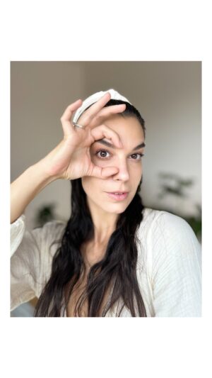 Marta Ondráčková Instagram - SUPERRYCHLÝ “DEPUFF” 
Protože oteklé oči nechceš, že ne?
Já už rok a čtvrt vlastně pořádně nespím a někdy se probudím a skoro se nepoznám. Tahle kombinace masáže a drenážních cviků dooost pomáhá. 
#udrzksicht #bigeyes #oci