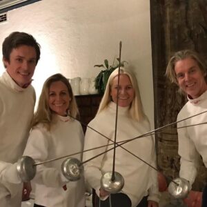 Marte Stokstad Instagram - Deilig få skvisa inn en liten fekteøkt med gjengen før jula setter inn! @crownprincessmm @fektern