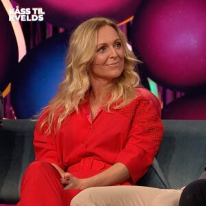 Marte Stokstad Instagram - «Legobygg, OL-gull og en gamingstol i skinn…hvem bor her?» 🌟Kåss til Kvelds, kl 21.35. @kwarholm @nilsingar