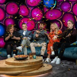 Marte Stokstad Instagram - «Legobygg, OL-gull og en gamingstol i skinn…hvem bor her?» 🌟Kåss til Kvelds, kl 21.35. @kwarholm @nilsingar