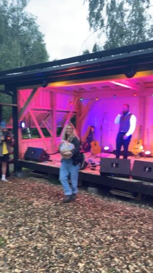 Marte Stokstad Instagram - Lykkedag! Vant fruktkurv på Alpakkafestivalen. Takk for basarius og favorittmusikant @steintorleifbjella R13 herfra og ut.