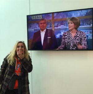 Marte Stokstad Instagram - I går møtte jeg en TV stjerne fra England på Old Trafford, som jeg ikke visste var TV stjerne..men så han fortalte han meg det. Og tror du ikke han var på TV i dag tidlig da! @eamonnholmes #manchesterunited