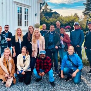 Marte Stokstad Instagram - Da var 10 programmer med «Hvem bor her» i boks, håper dere har likt (eller gjerne elsket) programmene! Her er de fine hodene som har laget det, sammen med 50 STRÅLENDE deltagere. Nå vet vi endelig hvor alle bor🥇 @fremantlenorway @nrkunderholdning #hvemborher