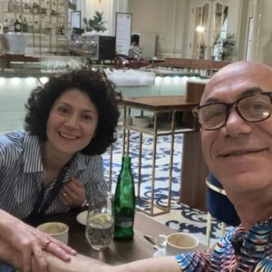 Martha Issová Instagram - Jirka a Mujdat. Moji nejbližší kamarádi. Beru je jako rodinu. Jsou to moje příbuzny. Jirka od mých šestnácti, Mujdat o pět let později, kdy přijel z Turecka do Čech, aby mohl žít pravdivě, beze strachu a otevřeně to, kým doopravdy je. Celou tu dobu mám štěstí být jim nablízku, těšit se z jejich vztahu, který je jedním z nejpevnějších a nejláskyplnějších, jaké kolem sebe mám. Oba jsou slušní, poctiví a laskaví lidé a já se hluboce stydím za to, že je jim v České republice upřeno právo na manželství. Že v roce 2024 ještě stále nemáme rovná práva a díváme se na homosexuály a lesby jako na občany druhé kategorie. Ostuda, smutek, hnus. 
@mujdatsonmez @manzelstviprovsechny #manzelstviprovsechny @jsmefer @zemanjirka