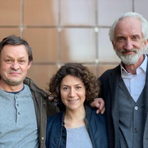 Martha Issová Instagram - Dotočeno. Hotovo. Pozadí událostí. Krásný to bylo. Srandovní to bylo. Hrála jsem kriminalistku. Měla jsem bouchačku za pasem, vyšetřovala případ s Bambuškem a Slovákem a tvářila se, že něco takovýho je reálně možný...Svatá policejní trojice. Hřebejk nás režíroval, hodně se u toho smál a celá ta práce byla tak radostná! Taky jsem byla dcerou svý mámy a mámou svý dcery, žila s Bílkovou, vyšetřovala Hřebíčkovou, Čvančarovou, Haváčovou, Havelku, Hochmana, Vančuru, Veselého, Hese, Vodochodského a spoustu dalších mladých, talentovaných a krásných lidí. Napsali to Jarchovský se Sýkorou, točil Milota, to všechno v laskavé náruči Hamplové a Chlupáčka. Kamarádi moji, děkuju vám, byl to s vámi veselý, inspirativní a krásný čas. Vaše Issová. 

Foto #julievrabelova 
@barlettaproductions #janhrebejk @castingbymaja 
@janslovak 
#tomasbambusek 
#jirihavelka 
@jitkacvancar_official 
@petra.hrebickova 
@sarahhavacova 
@petr_vancura 
#agatakrystufkova
@oskar.hes 
#markkristianhochman
#lubosvesely