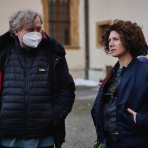 Martha Issová Instagram - Dotočeno. Hotovo. Pozadí událostí. Krásný to bylo. Srandovní to bylo. Hrála jsem kriminalistku. Měla jsem bouchačku za pasem, vyšetřovala případ s Bambuškem a Slovákem a tvářila se, že něco takovýho je reálně možný...Svatá policejní trojice. Hřebejk nás režíroval, hodně se u toho smál a celá ta práce byla tak radostná! Taky jsem byla dcerou svý mámy a mámou svý dcery, žila s Bílkovou, vyšetřovala Hřebíčkovou, Čvančarovou, Haváčovou, Havelku, Hochmana, Vančuru, Veselého, Hese, Vodochodského a spoustu dalších mladých, talentovaných a krásných lidí. Napsali to Jarchovský se Sýkorou, točil Milota, to všechno v laskavé náruči Hamplové a Chlupáčka. Kamarádi moji, děkuju vám, byl to s vámi veselý, inspirativní a krásný čas. Vaše Issová. 

Foto #julievrabelova 
@barlettaproductions #janhrebejk @castingbymaja 
@janslovak 
#tomasbambusek 
#jirihavelka 
@jitkacvancar_official 
@petra.hrebickova 
@sarahhavacova 
@petr_vancura 
#agatakrystufkova
@oskar.hes 
#markkristianhochman
#lubosvesely