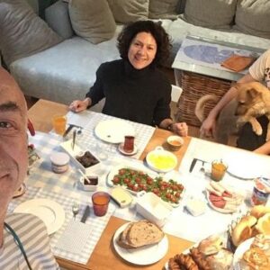 Martha Issová Instagram - Jirka a Mujdat. Moji nejbližší kamarádi. Beru je jako rodinu. Jsou to moje příbuzny. Jirka od mých šestnácti, Mujdat o pět let později, kdy přijel z Turecka do Čech, aby mohl žít pravdivě, beze strachu a otevřeně to, kým doopravdy je. Celou tu dobu mám štěstí být jim nablízku, těšit se z jejich vztahu, který je jedním z nejpevnějších a nejláskyplnějších, jaké kolem sebe mám. Oba jsou slušní, poctiví a laskaví lidé a já se hluboce stydím za to, že je jim v České republice upřeno právo na manželství. Že v roce 2024 ještě stále nemáme rovná práva a díváme se na homosexuály a lesby jako na občany druhé kategorie. Ostuda, smutek, hnus. 
@mujdatsonmez @manzelstviprovsechny #manzelstviprovsechny @jsmefer @zemanjirka