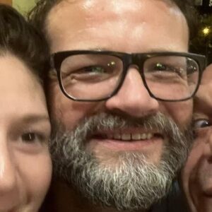 Martha Issová Instagram - Jirka a Mujdat. Moji nejbližší kamarádi. Beru je jako rodinu. Jsou to moje příbuzny. Jirka od mých šestnácti, Mujdat o pět let později, kdy přijel z Turecka do Čech, aby mohl žít pravdivě, beze strachu a otevřeně to, kým doopravdy je. Celou tu dobu mám štěstí být jim nablízku, těšit se z jejich vztahu, který je jedním z nejpevnějších a nejláskyplnějších, jaké kolem sebe mám. Oba jsou slušní, poctiví a laskaví lidé a já se hluboce stydím za to, že je jim v České republice upřeno právo na manželství. Že v roce 2024 ještě stále nemáme rovná práva a díváme se na homosexuály a lesby jako na občany druhé kategorie. Ostuda, smutek, hnus. 
@mujdatsonmez @manzelstviprovsechny #manzelstviprovsechny @jsmefer @zemanjirka