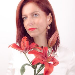 Martha Issová Instagram - Bělorusové už přes půl roku bojují za svou svobodu. Společně s @amnesty_cz vyjadřuji solidaritu běloruským ženám, které se staly hybnou silou protestů. Lidé bojující za svobodu a lidská práva v ulicích běloruských měst jsou již psychicky i fyzicky vyčerpaní z brutálních represí, zatýkání i úřední šikany Lukašenkova režimu. Amnesty proto na jejich podporu vyhlásila mezinárodní solidární fotoakci. 
Připojte se také a vyjádřete jim i vy svou podporu sdílením vaší fotografie s květinou, která je symbolem lidskosti, lásky, míru a svobody. Nezapomeňte doplnit #standwithbelarus #zasvobodnebelorusko a označit @amnesty_cz aby vaší fotografii našli a zařadili do společné galerie. Vice na www.amnesty.cz/belorusko
Pomozte také dostat z vězení Maryji Kalesknikavou, jednu z vůdkyň opozice, která se postavila Lukašenkovi. Maryje roztrháním svého pasu zabránila svému násilnému vyhoštění z Běloruska a teď jí hrozí v politickém procesu 5 let vězení. Petici podepisujte na www.amnesty.cz/pripad/belorusko-maryja-kalesnikavova