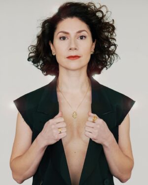 Martha Issová Instagram - Můj táta je ze Sýrie. Půlka mé krve, mé historie. Mám dva silné vjemy z první cesty tam, když mi byly čtyři roky. Vůně a zlato. Byly všude. Celá země intenzivně a krásně voněla a v každé ulici v Damašku bylo několik obchůdků se zlatem. Mojí babičku, tetičky, ale i dědu a strejdy, dokonce i miminka v rodině zdobily zlaté šperky. Pamatuju si, jak jsem stála před výlohami a vybírala, které prsteny, náušnice, náhrdelníky a náramky si koupím, až budu velká. Nebylo jich málo. A nebyly malé. Chtěla jsem je nosit všechny najednou k šatům s vlečkou, volány, třpytkami a krajkami, nejlépe také zlatým. Máma můj vkus nesdílela. Naštěstí se v syrské rodině vždycky našel někdo, kdo se do něj trefil. Ta cesta byla magická a navždy ji budu mít hluboko v srdci. Jak jsem rostla, moje vášeň pro zdobnost pomalu utichala. V pubertě jsem nosila spíš klučičí oblečení a maximálně jeden, samozřejmě stříbrný,  šperk. Vyrůstala jsem v Čechách a moje touha byla zapadnout. Teď už jsem velká. A mám dvě dcery. Vracím se ke svým kořenům. Setkání s Janjou Prokić je pro mě jedním z takových návratů. Jako bych v Praze potkala svoji krev, svoji sestřenici z Balkánu. Její tvorba obsahuje všechno, co mám ráda a co mě v životě zajímá. Příběhy, odvahu, cit, krásu… První šperk, který jsem si od Janji před několika lety pořídila se jmenuje Srdce na dlani. A tak vnímám i ji. Jako inspirativní, přející, otevřenou, autentickou, talentovanou a okouzlující bytost. Děkuju @thebettflower ,že nám byla magickou spojkou. Cítím velikou vděčnost za to, jaké krásné lidi kolem sebe mám. A ten slunný den, ve kterém jsme fotily, byl naplněním mého dětského snu. Děkuju! 

@janja_prokic_studio  a šperky z kolekce #Lumo
Photo @hana_knizova 
Make up @hristinageorgievska 
Produkce @alexandravondrackova
@_j_a_nj_a_
