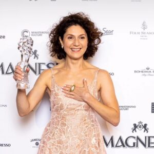 Martha Issová Instagram - Martha 💕 @martha_issova_official ✨ gratulujeme k @ceskylev ✨👑

Martha Issová oblékla na slavnostní vyhlášení filmových cen Český lev značku CHATTY @chattyprague ✨
Tentokrát se jedná o růžové šaty z vyšívané hedvábné organzy. Model je vyroben na míru a navržen speciálně pro tento večer 🦁 “Šaty pro tyto příležitosti samozřejmě vždy navrhujeme ve spolupráci s Marthou.. Je pro nás velká čest a zároveň velká radost, že můžeme dlouhodobě spolupracovat. Snažíme se, aby Martha pokaždé oblékla šaty, které budou jiné, než ty minulé, ale současně takové, které budou respektovat její proporce, vkus i náladu”… 
Róbu doplňují pečlivě vybrané šperky od designérky Janji Prokić z kolekce Mitmem, která je inspirována lučním kvítím @janja_prokic_studio ✨ 
#marthaissova #bukofilm @filmbuko #ceskykev #ceskylev2023