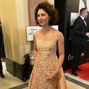 Martha Issová Instagram - Martha 💕 @martha_issova_official ✨ gratulujeme k @ceskylev ✨👑

Martha Issová oblékla na slavnostní vyhlášení filmových cen Český lev značku CHATTY @chattyprague ✨
Tentokrát se jedná o růžové šaty z vyšívané hedvábné organzy. Model je vyroben na míru a navržen speciálně pro tento večer 🦁 “Šaty pro tyto příležitosti samozřejmě vždy navrhujeme ve spolupráci s Marthou.. Je pro nás velká čest a zároveň velká radost, že můžeme dlouhodobě spolupracovat. Snažíme se, aby Martha pokaždé oblékla šaty, které budou jiné, než ty minulé, ale současně takové, které budou respektovat její proporce, vkus i náladu”… 
Róbu doplňují pečlivě vybrané šperky od designérky Janji Prokić z kolekce Mitmem, která je inspirována lučním kvítím @janja_prokic_studio ✨ 
#marthaissova #bukofilm @filmbuko #ceskykev #ceskylev2023