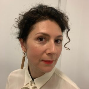 Martha Issová Instagram - České ceny za architekturu jsou rozdány a my se @zemanjirka měli to štěstí být u toho. Byl to krásný večer a přinesl nám mnoho inspirace nejen k výletům. Hned jak to půjde, vezmu celou rodinu a pojedeme se podívat na vítěze hlavní ceny, @hrad_helfstyn , už se nemůžu dočkat! Děkuju Jirkovi za velice radostnou spolupráci-jako ostatně vždy- @chattyprague za róbu a poradní hlas-jako ostatně vždy- a @boucheron_prague za lesk-ano, tušíte správně, jako vždy. Některé věci totiž netřeba měnit! Ať žije česká architektura! @ceska_cena_za_architekturu