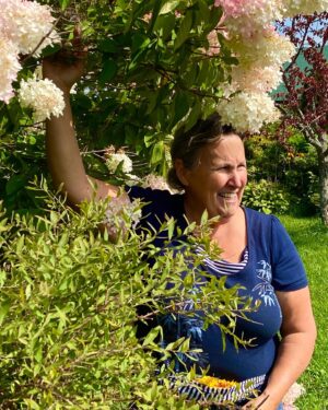 Marthe Laverdière Instagram - ☀️Bien profiter de ma belle cour avant que le temps froid arrive!✅

C’est le temps de récolter ses fines herbes et de les préparer pour les utiliser tout l’hiver!🍃
J’adore faire des herbes salées, j’ai l’impression d’apporter l’été avec moi dans la maison!🥰
D’ailleurs, sur l’avant-dernière photo, vous pouvez voir mon magnifique jardin d’herbes et fines herbes!🌱😍
Et vous? Avez-vous commencé à récolter?☺️
#cultivetonbonheur 💕

•

•

•

•

•

#marthelaverdiere #horticulture #horticultrice #automne #finesherbes #hiver #hivernation #soleil #jardin #recolte #recoltedujour