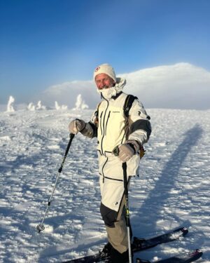 Martin Björk Instagram - Årets första ”topptur”. Så många gånger jag har dissat den här formen av skidåkning innan jag flyttade upp hit, men nu älskar jag det. 
Gå upp. Få träningen. Njuta av en kopp kaffe o fira bedriften. Sen belöningen att få åka ner. 
10/10⛷️🤩 Fotocred: @mangebergstrom