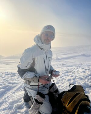 Martin Björk Instagram - Årets första ”topptur”. Så många gånger jag har dissat den här formen av skidåkning innan jag flyttade upp hit, men nu älskar jag det. 
Gå upp. Få träningen. Njuta av en kopp kaffe o fira bedriften. Sen belöningen att få åka ner. 
10/10⛷️🤩 Fotocred: @mangebergstrom