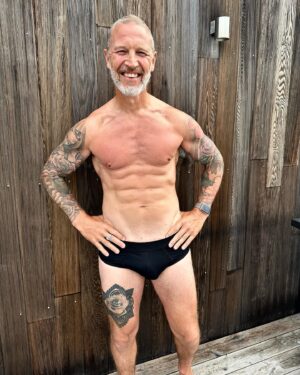 Martin Björk Instagram - För ca tre månader sen blev jag utmanad av Aktivitus att testa deras 16 veckors program. Aktivitus Iform. När jag tog före bilden så insåg jag att denna utmaning hade inte kunnat komma mer lämpligt i mitt liv. Efter 4 tuffa småbarnsår med lite sömn, dålig kost o mindre träning så kände jag inte igen min egen spegelbild längre.  Jag trivdes heller inte med dom där extrakilona som jag släpade omkring på. Nu har jag gått i mål o kan inte med ord beskriva hur nöjd o stolt jag är över mitt genomförande. Jag har aldrig någonsin uppnått ett så bra resultat med ett kost o träningsschema tidigare. Dessutom ett så skonsamt upplägg som jag vet kommer funka över tid oxå. Kolla gärna in deras hemsida om ni blir sugna på att läsa mer om deras upplägg. Jag kan hur som helst varmt rekommendera det❤️💪🏻