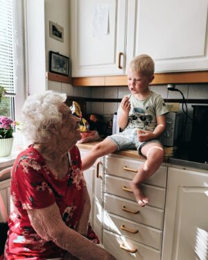 Martin Björk Instagram - Där sitter hon med brev från kungen o drottningen. Tänk att du fyller 100 år idag farmor. 100 år!!!🎉Vilket liv du har levt. 
Jag är så glad för att du har hunnit träffat min lilla familj. Så glad för minnena du delar från min barndom. Så glad för att vi får va med o fira din stora dag. Grattis fina farmor❤️❤️❤️