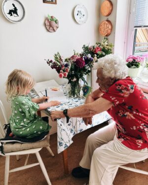 Martin Björk Instagram - Där sitter hon med brev från kungen o drottningen. Tänk att du fyller 100 år idag farmor. 100 år!!!🎉Vilket liv du har levt. 
Jag är så glad för att du har hunnit träffat min lilla familj. Så glad för minnena du delar från min barndom. Så glad för att vi får va med o fira din stora dag. Grattis fina farmor❤️❤️❤️