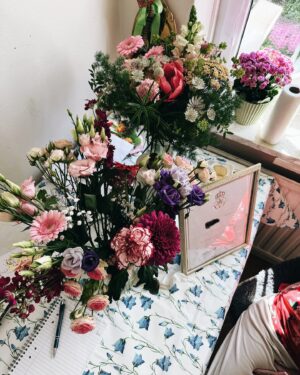 Martin Björk Instagram - Där sitter hon med brev från kungen o drottningen. Tänk att du fyller 100 år idag farmor. 100 år!!!🎉Vilket liv du har levt. 
Jag är så glad för att du har hunnit träffat min lilla familj. Så glad för minnena du delar från min barndom. Så glad för att vi får va med o fira din stora dag. Grattis fina farmor❤️❤️❤️