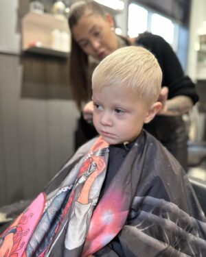 Martin Björk Instagram - Tänk att en frisör kan väcka så starka känslor. 
Hur många gånger har man själv inte lämnat en salong o varit sjukt jävla besviken🙈 
Så när det nu va dags för Fabbes första besök så va jag såklart lite orolig. Men av bilderna att döma så va han nog rätt nöjd till slut🥰