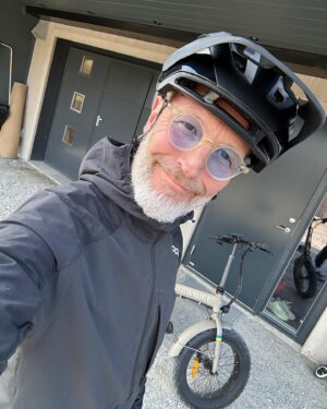 Martin Björk Instagram - Så kom sommaren även till Åre. Det har grillats vid vattnet, det har cyklats, det har bakats pizza  o det har besökts ett vattenfall. Hur har du firat in sommaren i helgen?🌞