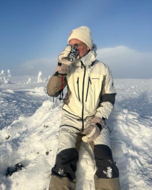 Martin Björk Instagram - Årets första ”topptur”. Så många gånger jag har dissat den här formen av skidåkning innan jag flyttade upp hit, men nu älskar jag det. 
Gå upp. Få träningen. Njuta av en kopp kaffe o fira bedriften. Sen belöningen att få åka ner. 
10/10⛷️🤩 Fotocred: @mangebergstrom