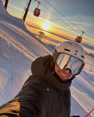 Martin Björk Instagram - Valet att gå upp 07.00 för att hinna till första liften som öppnar klockan 8 är sällan något jag har ångrat. Speciellt inte idag. Vilken soluppgång. Vilken snö. Vilken morgon. 
Tacksam🙏🏻⛷️