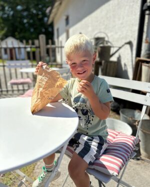 Martin Björk Instagram - Älskade Fabian. Nu är det på dagen 5 år sen du kom in i vårt liv. Inte en lugn stund har vi haft sen dess. Du är en riktig glädjespridare som ständigt söker nya äventyr. Grattis på födelsedagen. Mamma, pappa o Stella älskar dig🎉❤️
