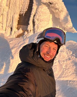 Martin Björk Instagram - Valet att gå upp 07.00 för att hinna till första liften som öppnar klockan 8 är sällan något jag har ångrat. Speciellt inte idag. Vilken soluppgång. Vilken snö. Vilken morgon. 
Tacksam🙏🏻⛷️
