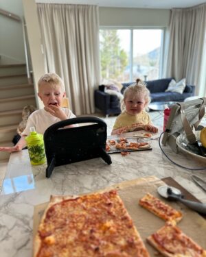 Martin Björk Instagram - Så kom sommaren även till Åre. Det har grillats vid vattnet, det har cyklats, det har bakats pizza  o det har besökts ett vattenfall. Hur har du firat in sommaren i helgen?🌞