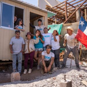 Martín Cárcamo Instagram - Hace unas semanas nos propusimos junto a @techochile juntar los recursos para las primeras 100 viviendas de emergencia para las familias afectadas en la V región.  Luego de 15 días de arduo trabajo en terreno con jóvenes voluntarios de todo Chile, podemos decir que se cumplió la primera meta, logrando entregar la vivienda numero 100 🙌

Esto no hubiera posible sin el apoyo de todos USTEDES quienes se han sumado a las campañas y, por supuesto, a los más de 500 voluntarios movilizados❤️

Pero esto no se acaba acá, la emergencia continúa, y son miles las familias que aún nos necesitan. La campaña #ARRIBACHILE sigue activa y los dejamos a todos invitados a sumarse para que ninguna familia quede sin una respuesta que les permita volver a levantarse.
UN GRAN ABRAZO, MUCHAS GRACIAS 😍