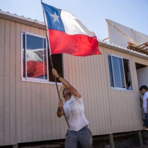 Martín Cárcamo Instagram - Hace unas semanas nos propusimos junto a @techochile juntar los recursos para las primeras 100 viviendas de emergencia para las familias afectadas en la V región.  Luego de 15 días de arduo trabajo en terreno con jóvenes voluntarios de todo Chile, podemos decir que se cumplió la primera meta, logrando entregar la vivienda numero 100 🙌

Esto no hubiera posible sin el apoyo de todos USTEDES quienes se han sumado a las campañas y, por supuesto, a los más de 500 voluntarios movilizados❤️

Pero esto no se acaba acá, la emergencia continúa, y son miles las familias que aún nos necesitan. La campaña #ARRIBACHILE sigue activa y los dejamos a todos invitados a sumarse para que ninguna familia quede sin una respuesta que les permita volver a levantarse.
UN GRAN ABRAZO, MUCHAS GRACIAS 😍